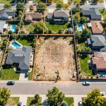 découvrez les règles et tolérances liées à la construction en limite de propriété, et comprenez leurs implications pour éviter les litiges et respecter la réglementation.