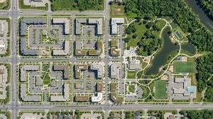 découvrez la définition du plan de masse et comprenez son rôle essentiel en urbanisme pour la planification et le développement harmonieux des espaces urbains.